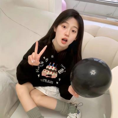 给小酒馆女子喝高杯酒
